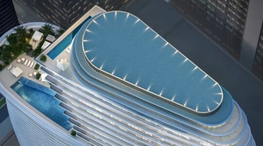 Het penthouse dat wordt geleverd met een Aston Martin