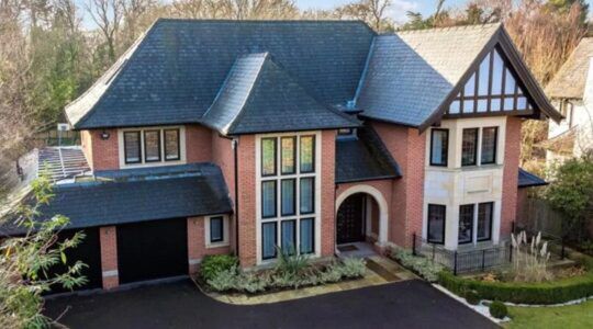 Bayern M&uuml;nchen-succescoach Vincent Kompany verkoopt zijn fraaie Engelse villa met zwembad en voetbalveld voor bijna &euro; 4 miljoen