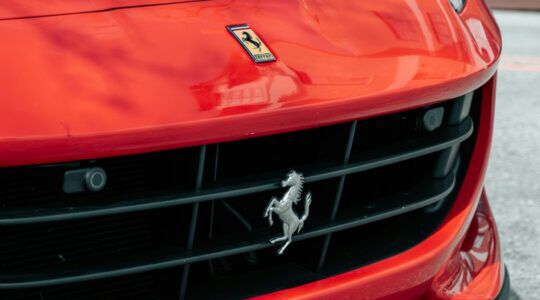 Het logo van Ferrari, het merk dat een elektrische auto zal onthullen