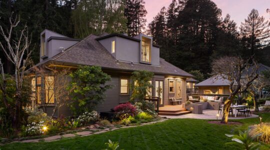 De buitenzijde van de voormalige villa van Francis Ford Coppola