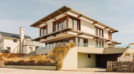 De voorkant van de strandvilla in Zandvoort