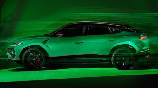De zijkant van de gepersonaliseerde Lamborghini Urus