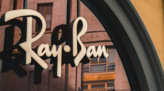 Een winkel van het merk Ray-Ban, waarvan de Ray-Ban-erfgenaam recentelijk meer aandelen kocht