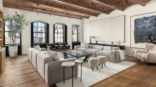 De living van het voormalige appartement van Jonah Hill