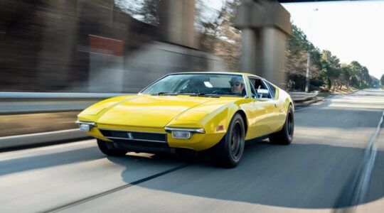 De voorkant van de De Tomaso Pantera