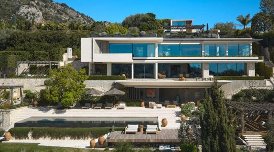 De voorzijde van de villa aan de Côte d'Azur