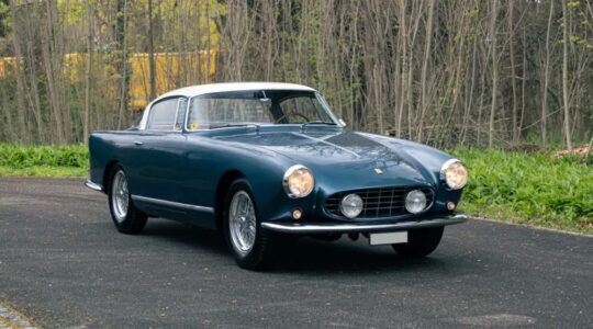 De voorzijde van de Ferrari GT uit 1956