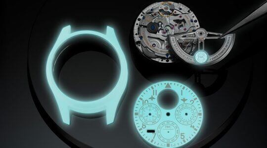 Het IWC-horloge in onderdelen in het donker
