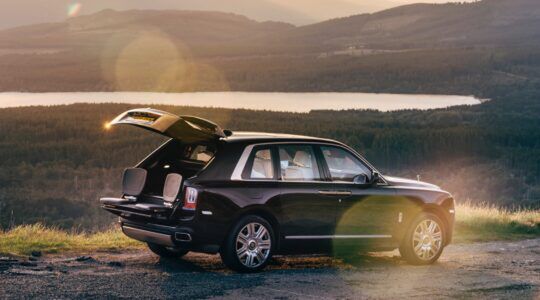 De Rolls-Royce Cullinan met de viewing suite optie vanaf de zijkant