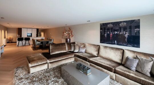 De woonkamer van de maisonnete van Steven Bergwijn in Almere