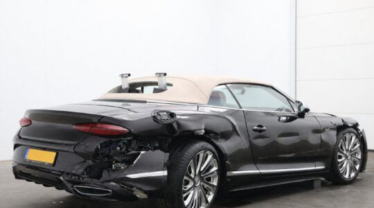 Deze gloednieuwe Bentley ligt na een ongeval compleet in de kreukels, toch staat-ie voor € 159.950 te koop