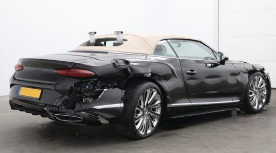 Deze gloednieuwe Bentley ligt na een ongeval compleet in de kreukels, toch staat-ie voor € 159.950 te koop