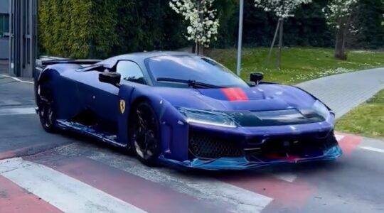 De voor Lewis Hamilton samengestelde Ferrari F80