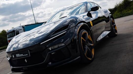 Joel Beukers voegt Ferrari Purosangue van zeker € 500.000 toe aan zijn uitpuilende autocollectie