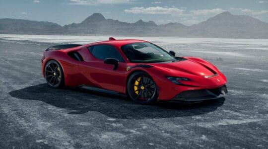 Burna Boy heeft een Ferrari SF90 Stradale in ontvangst genomen