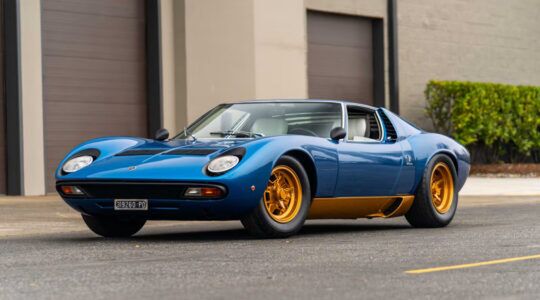 De voorkant van de 1972 Lamborghini Miura P400 SV