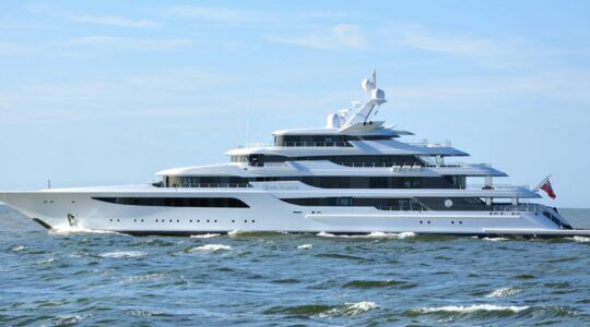 Het Royal Romance-superjacht van Feadship dat door Oekraïne wordt verkocht