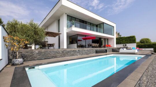 Het zwembad bij de villa in Vuren