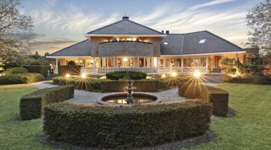 Deze prachtige villa van voormalig Ajacied Aron Winter staat al 15 jaar (!) in de etalage en kost &euro; 2 miljoen