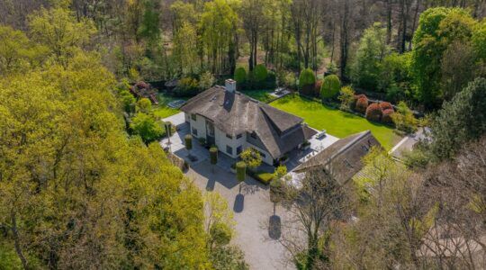 Ondernemer en investeerder wil € 5,95 miljoen voor rietgedekt landgoed met thuisbioscoop en uitgebreide buitenruimte in Bloemendaal