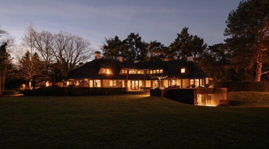 De voorzijde van de villa van Jerôme Anzola in Laren