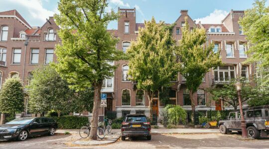 Prins Maurits en prinses Maril&egrave;ne zetten slechts een maand na aanschaf voor &euro; 300.000 meer hun appartement in Amsterdam-Zuid in de verkoop