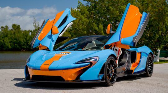 De voorzijde van de McLaren P1 Spider
