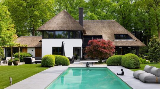 De voorkant van de villa in Blaricum