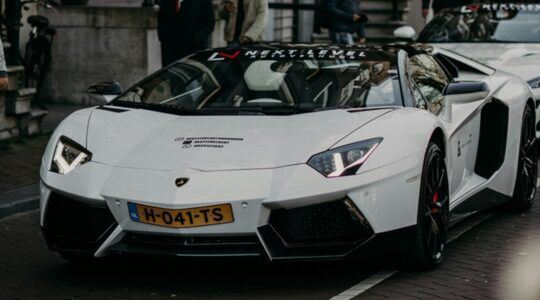 Een Lamborghini in Amsterdam, één van de meest supercar-geobsedeerde steden van de wereld