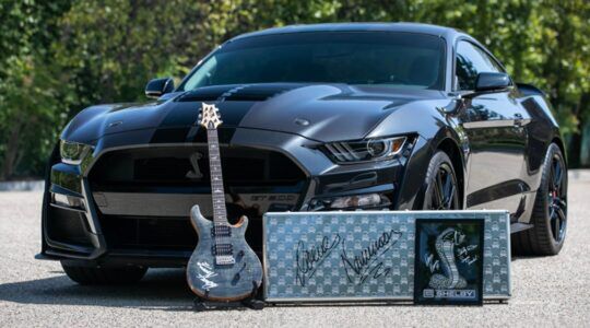 De voorzijde van de unieke Ford Mustang Shelby van Dave Navarro