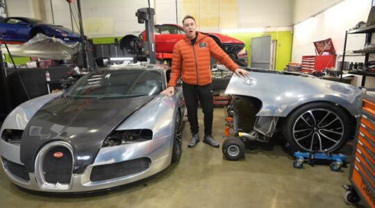 De man naast zijn kapotte Bugatti Veyron
