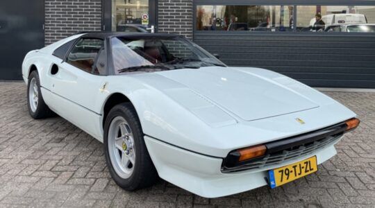 De voorzijde van de Ferrari op Marktplaats