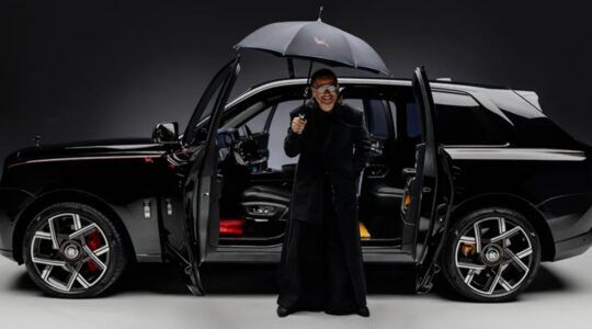 Cyril Kongo voor de speciale Rolls-Royce Black Badge Cullinan