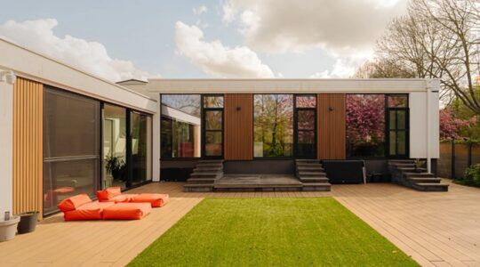 De buitenzijde van de Amsterdamse bungalow