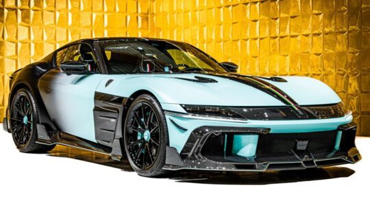 De voorzijde van de MANSORY Equestre Atelier 12Cilindri