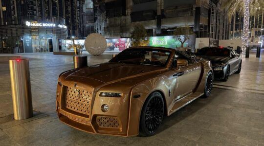 De voorkant van de Rolls-Royce Dawn Venuum Eros