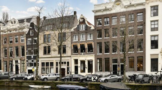 André van Duin (79) wil maar liefst € 6.000.000 voor waanzinnig Amsterdams grachtenpand met bar en thuisbioscoop