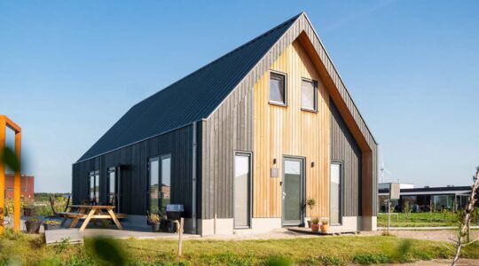 Van ontwerp tot villa in maanden: hoe prefab wonen luxe herdefinieert