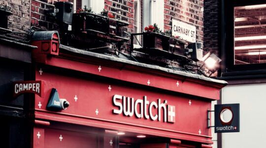 Een winkel van Swatch, dat in Nederland de met Audemars Piguet ontwikkelde horloges voorlopig uit de schappen haalt