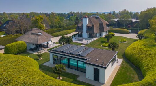 Supermarktmiljonair Siep de Haan wil bijna € 2,8 miljoen voor uitgestrekte villa met poolhouse en gastenverblijf in Almeerse villawijk