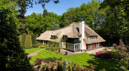 Mediagigant Susan Duinhoven wil € 5.250.000 voor rietgedekte villa met parkachtige tuin en zwembad in het Gooi