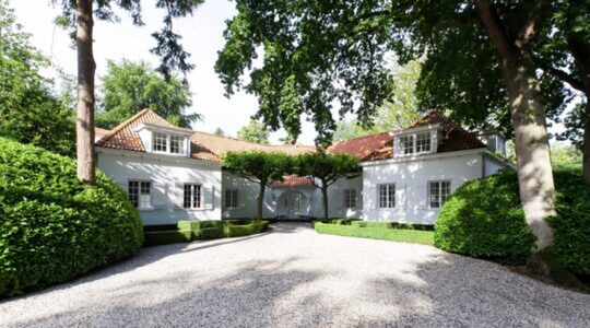 Monique des Bouvrie geeft opnieuw tonnen korting op woning: Gooische villa moet nu € 3,5 miljoen minder opleveren dan gepland