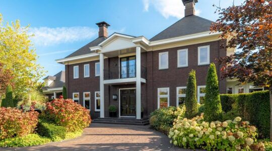 De voorzijde van de villa in Stadskanaal