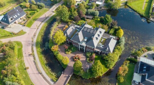 Deze ongelooflijke villa in Stadskanaal met zwembad, wellnessruimte, eigen bar én uitgebreide ruimte voor sportwagens staat in de stille verkoop