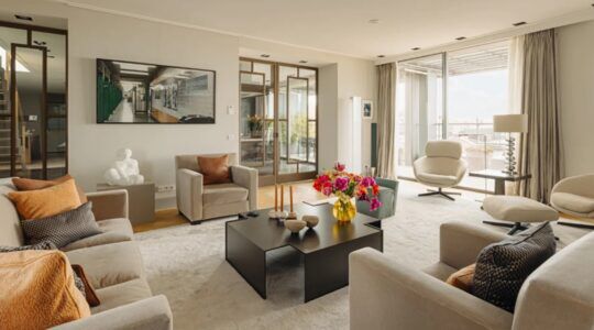 De living van het penthouse in Amsterdam