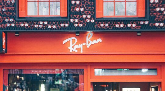 Een winkel van het Ray-Ban-imperium, waarin een heuse familieruzie is ontstaan