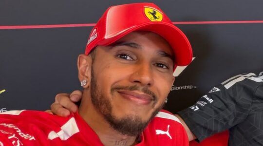 Lewis Hamilton met een pet van Ferrari