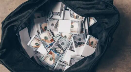 Een zak geld, wat evengoed werd aangetroffen bij een Belgische automobilist