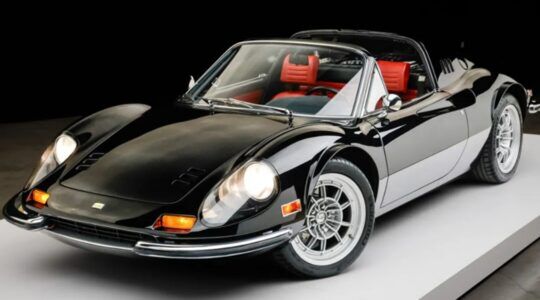 De zwarte Ferrari Dino van David Lee