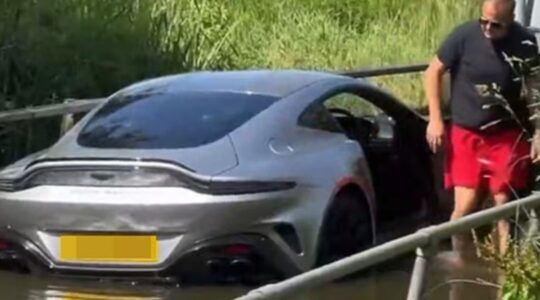 De Aston Martin Vantage in het water